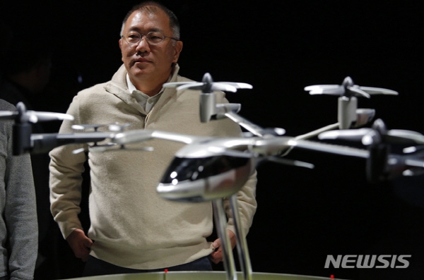 정의선 현대차그룹 총괄 수석부회장이 CES 2020에 앞서 열린 기자회견 중 개인용 비행체 에어택시 S-A1 콘셉트 모델을 공개하고 있다. 뉴시스