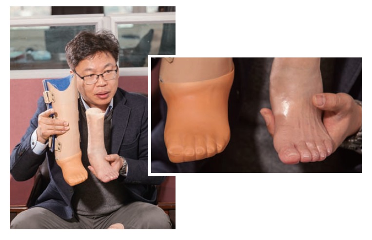 기존 의족 제품(왼쪽)과 ‘3D 의족’을 비교 설명하고 있는 허준성 대표.이원근