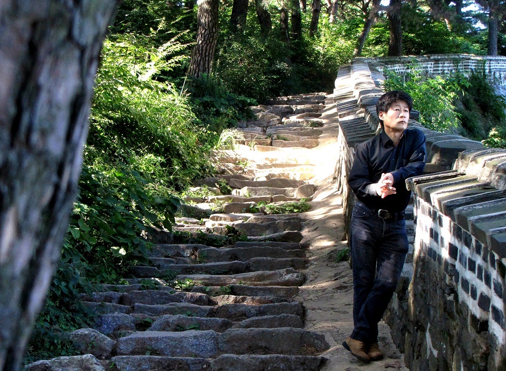 경기도 하남 남한산성 아랫마을인 고골리에 작업실이 있던 시절(2015년) 이두섭 작가. 사진=권동철