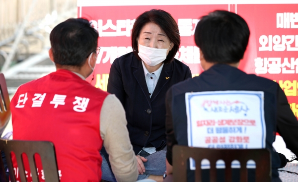 심상정 정의당 대표가 28일 오전 서울 여의도 국회 앞 이스타항공 정리해고 철회 농성장을 방문해 조합원들과 면담을 하고 있다. 2020.09.28.