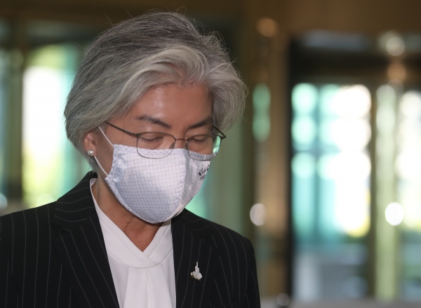 김명원 기자 = 강경화 외교부 장관이 5일 서울 종로구 외교부 청사로 들어서고 있다. 강경화장관의 배우자 이일병 전 교수가 코로나19 상황에서 요트 구입및 여행을 위해 미국으로 출국해 논란이 되고 있다. 2020.10.05. kmx1105@newsis.com