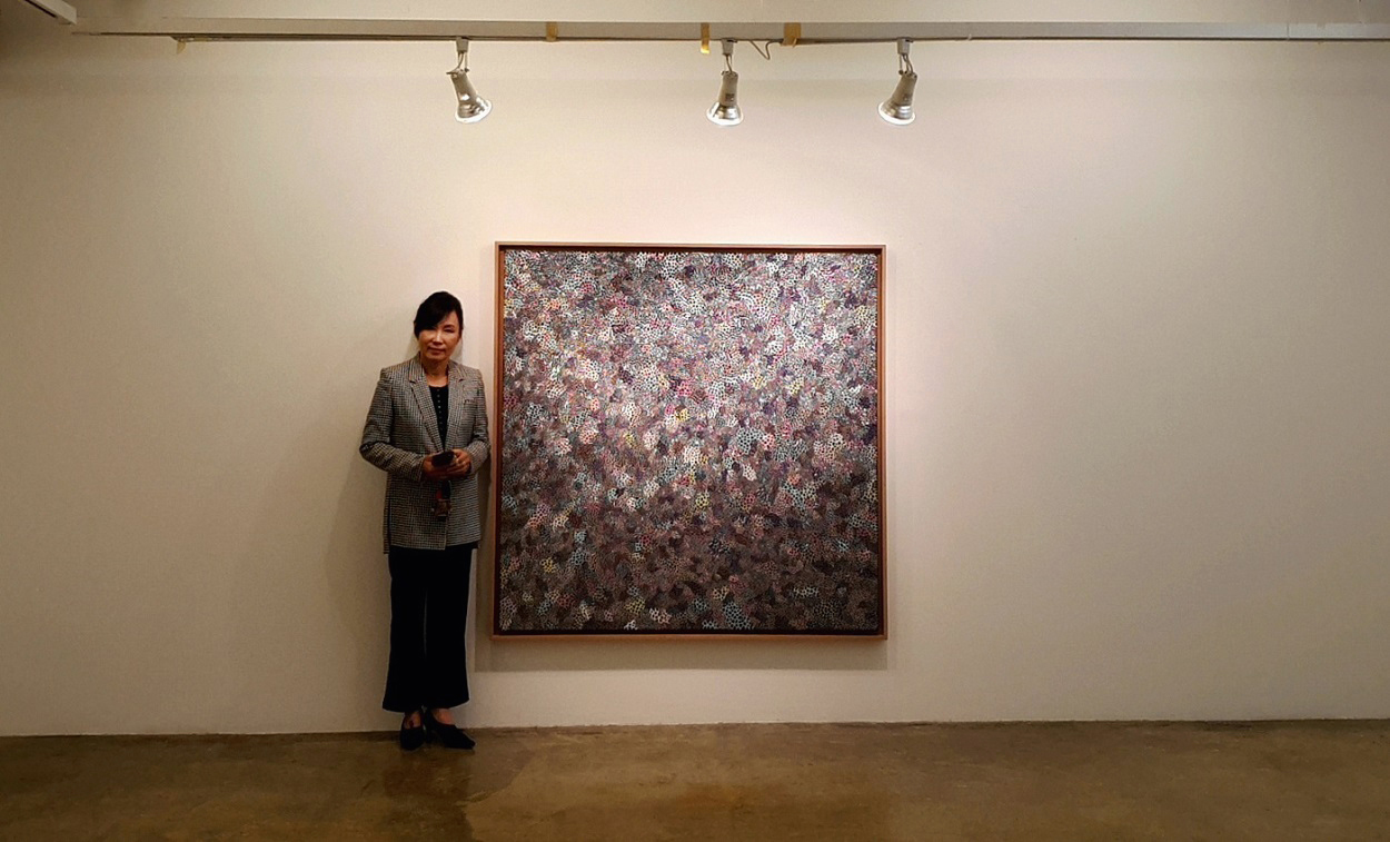 전시작품 앞에서 포즈를 취한 정현숙 작가. 사진=권동철
