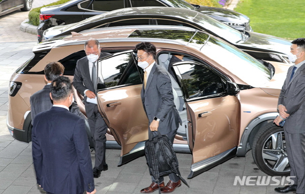 정의선(왼쪽 세번째) 현대차그룹 회장이 서울 정부종합청사에서 열린 수소경제위원회에 참석하기 위해 타고온 수소전기차 넥쏘에서 내리고 있다. 뉴시스