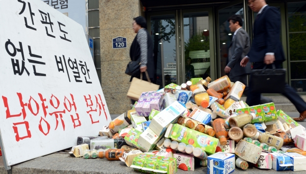 경찰이 명예훼손 및 업무방해 혐의 등을 받는 홍원식 남양유업 회장 등을 기소의견으로 검찰에 송치했다. 사진은 2013년 5월 남양유업 대리점 피해자협의회 회원들이 본사 입구에 쏟아 놓은 제품들이 쌓여 있는 풍경. 뉴시스