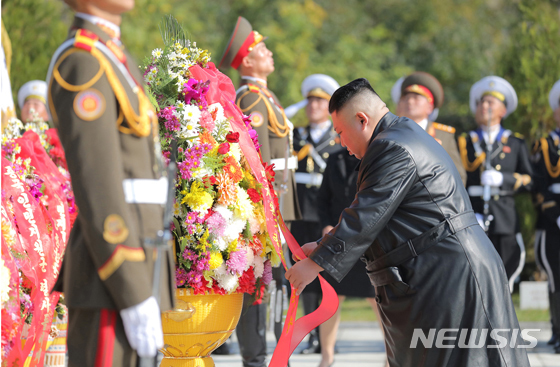 김정은 북한 국무위원장이 중국인민군의 한국전쟁 참전 70주년을 맞아 평안남도 회창군에 있는 인민군 전사자묘를 참배했다. 뉴시스