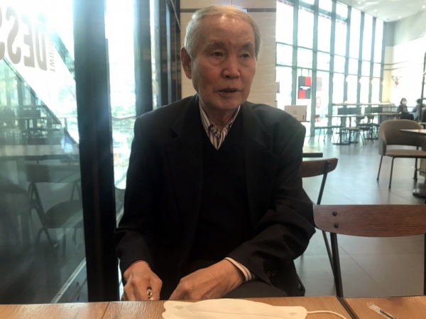 이유직 전 성화종합전기 대표가 기자의 질문에 답변을 하고 있다.도다솔