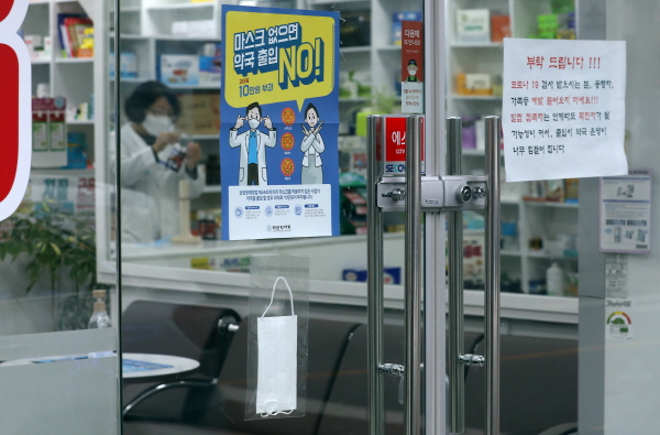 전국민 마스크 착용이 의무화 된 가운데 마스크를 생산하는 기업들은 공급과잉으로 인해 사업 운영에 어려움을 겪고 있다. 뉴시스