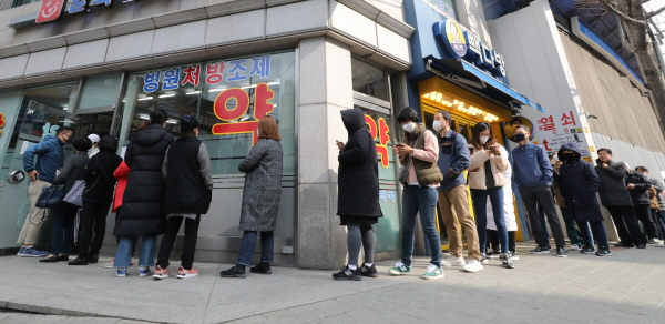 지난 3월 마스크 대란 당시 길게 늘어섰던 마스크 행렬. 뉴시스