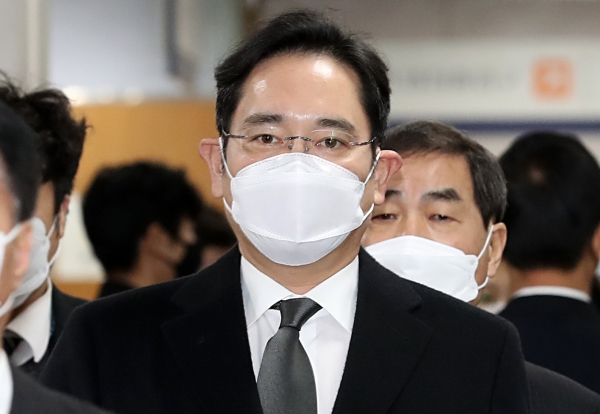 이재용 삼성전자 부회장이 23일 오후 서울 서초구 서울고법에서 열린 국정농단 파기환송심 6차 공판에 출석하고 있다. 뉴시스