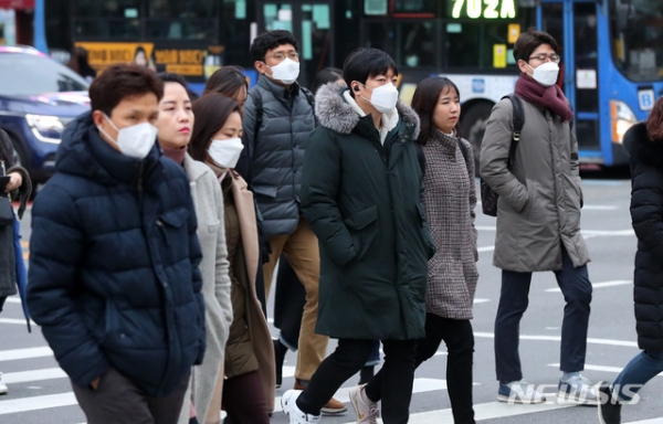 마스크를 쓰고 출근하는 시민들.뉴시스