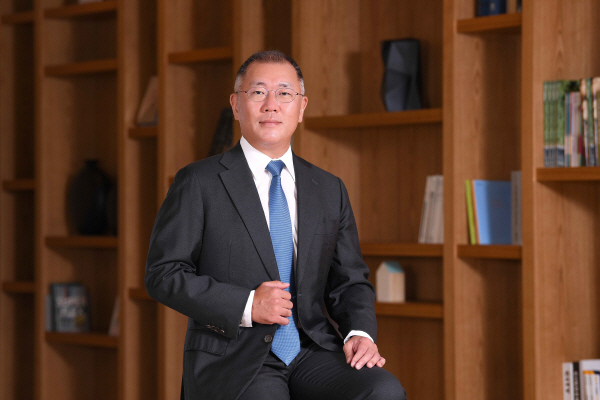 현대차그룹의 시가총액이 급등하면서 정의선 회장의 '미래 모빌리티 서비스 기업으로의 전환' 전략이 주목받고 있다. 현대차