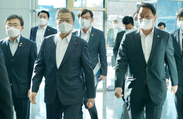 문재인(가운데) 대통령과 최태원(오른쪽) SK회장이 경북 안동 SK바이오사이언스 공장을 방문하고 있다. 뉴시스