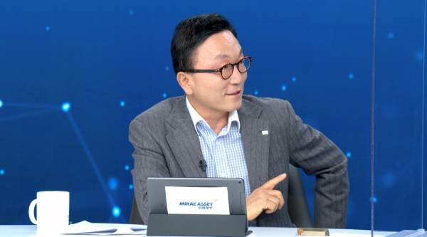 박현주 회장이 유튜브 채널에 출연해 투자 조언을 하고 있다. 미래에셋대우