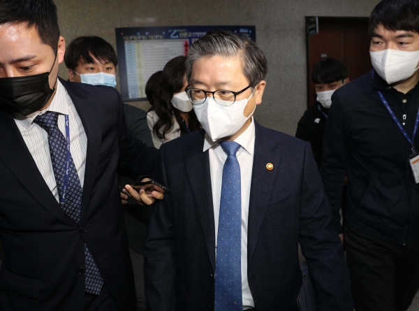 변창흠 국토교통부 장관이 5일 서울 여의도 국회에서 이낙연 더불어민주당 대표와 면담을 마친 후 당대표실에서 나오고 있다. 뉴시스
