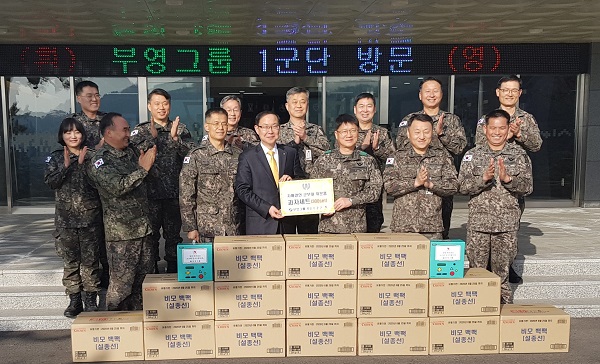 부영그룹이 작년 설 명절, 1군단을 찾아 위문품을 전달하는 모습.부영