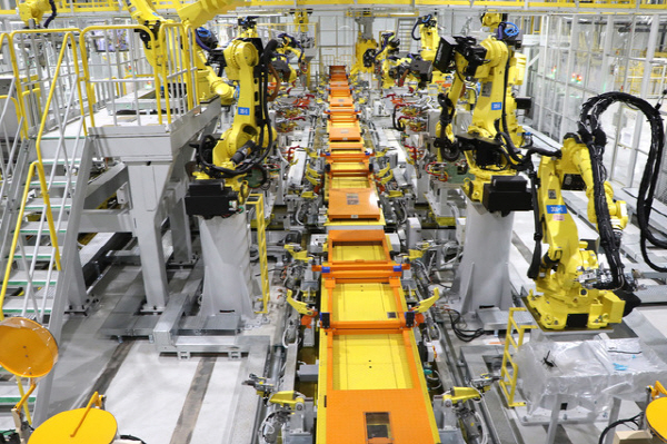 광주글로벌모터스 생산 공장 내 차체 용접을 담당하는 로봇의 모습. 뉴시스