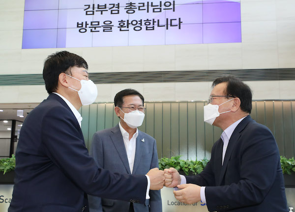 김부겸(오른쪽) 국무총리와 존림 삼성바이오로직스 사장이 주먹인사를 나누고 있다.