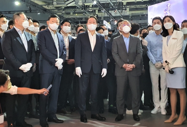 8일 경기도 고양 킨텍스에서 열린 '2021수소모빌리티+쇼'에서 그룹 총수들이 부스를 관람하고 있다. (왼쪽부터) 조현상 효성그룹 부회장, 신동빈 롯데그룹 회장, 최태원 SK그룹 회장, 정의선 현대차그룹 회장.서창완