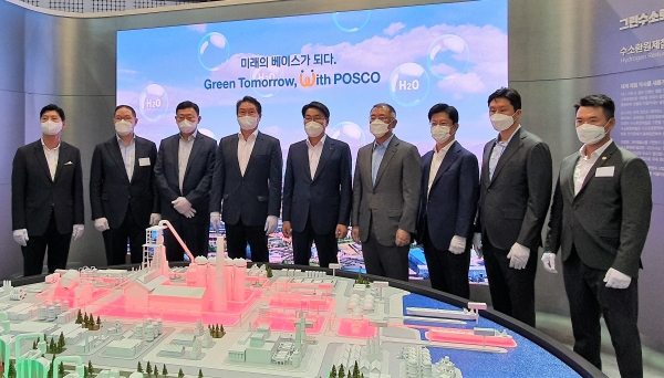 8일 경기도 고양시 킨텍스 제2전시장에서 열린 '2021 수소모빌리티+쇼' 를 찾은 기업 총수들이 포스코 부스를 둘러본 후 기념촬영을 하고 있다. (왼쪽부터) 허세홍 GS그룹 사장, 조현상 효성그룹 부회장, 신동빈 롯데그룹 회장, 최태원 SK그룹 회장, 최정우 포스코그룹 회장, 정의선 현대차그룹 회장, 허정석 일진홀딩스 부회장, 정기선 현대중공업지주 부사장, 이규호 코오롱그룹 부사장.서창완