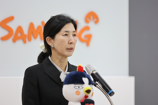 삼양식품 창립 60주년 비대면 기념식에서 김정수 삼양식품 총괄사장이 기념사를 하고 있다.