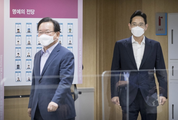 김부겸(왼쪽) 국무총리가 14일 서울 강남구 '삼성 청년 소프트웨어 아카데미(SSAFY)' 교육 현장을 방문, 이재용 삼성전자 부회장과 입장하고 있다.뉴시스