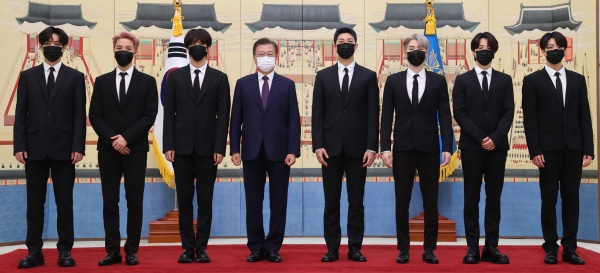 문재인 대통령과 방탄소년단(BTS)가 청와대에서 기념촬영을 하고 있다.