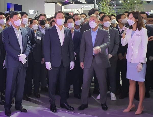 8일 경기도 고양 킨텍스에서 열린 ‘2021 수소모빌리티+쇼’에서 그룹 총수들이 부스를 관람하고 있다. (왼쪽부터) 신동빈 롯데그룹 회장, 최태원 SK그룹 회장, 정의선 현대차그룹 회장.인사이트코리아DB