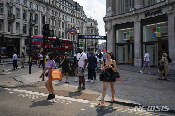 지난 7월 19일 영국의 코로나19 규제가 완전히 해제된 런던의 옥스퍼드 광장에서 대부분 마스크를 쓰지 않은 시민들이 걷고 있다. 뉴시스