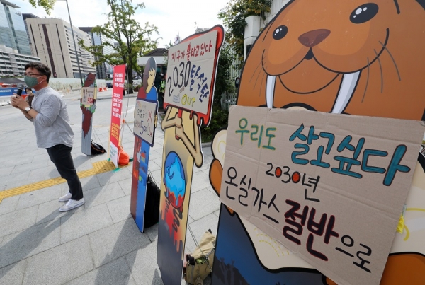 정규석 녹색연합 사무처장이 24일 오후 서울 종로구 정부서울청사 앞에서 열린 글로벌 기후파업, 정의로운 2030 온실가스 감축목표 수립을 위한 기자회견에 참석해 발언하고 있다.