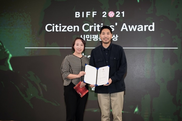 김기화(왼쪽) 한국필립모리스 상무가 제26회 부산국제영화제에서 시민평론가상을 수상한 윤서진 감독에게 시상 후 기념 촬영을 하고 있다.한국필립모리스
