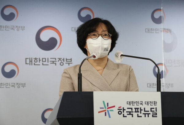 윤순진 2050 탄소중립위원회 공동위원장이 10월 18일 서울 종로구 정부서울청사에서 2030NDC(국가온실가스감축목표), 2050 탄소중립시나리오를 밝히고 있다.뉴시스