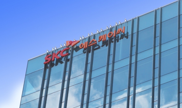 SKC가 2분기 연속 사상 최대 영업이익을 거뒀다.SKC