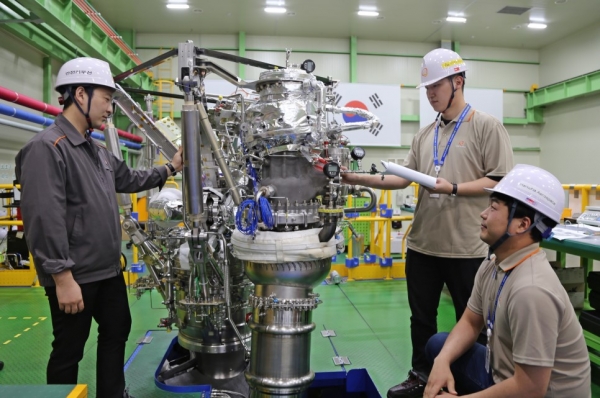 한화에어로스페이스의 청년 기술자 3명이 2018년 9월 한국형발사체 개발을 하고 있다.<한국항공우주연구원>