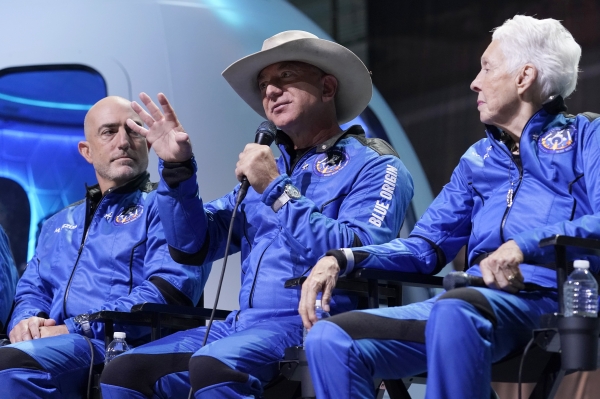제프 베이조스(가운데) 아마존 창립자가 지난 7월 20일(현지시간) 미국 텍사스주 반혼에서 우주여행을 마치고 귀환해 기자회견하고 있다