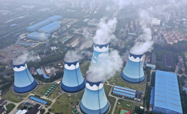 중국 장쑤성 난닝에 있는 한 석탄 화력 발전소에서 연기가 배출되고 있다.AP/뉴시스