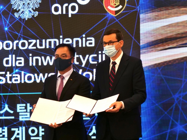 이완재(왼쪽) SKC 사장이 18일(현지시간) 폴란드 스탈로바볼라 제슈프기술공대에서 열린 투자협약식에서 마테우슈 모라비에츠키 폴란드 총리와 함께 협약을 체결하고 있다.SKC