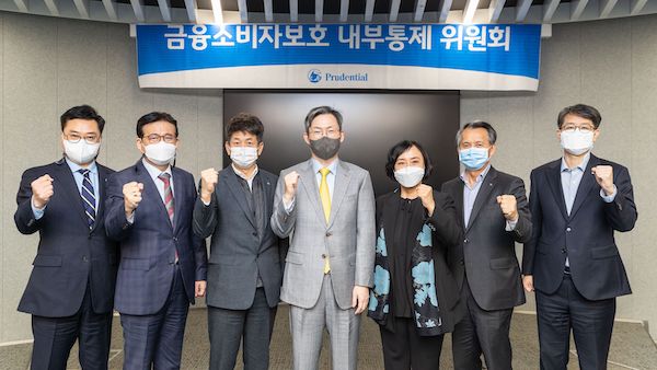 민기식(가운데) 푸르덴셜생명보험 대표이사 사장과 임원들이 ‘금융소비자보호 내부통제위원회’ 발족 기념촬영을 하고 있다.