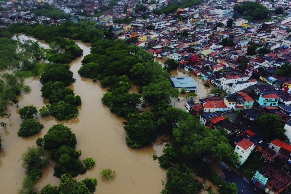 지난달 26일(현지시간) 브라질 바이아주 이타페팅가가 홍수로 물에 잠겼다. 바이아주 공보실은 12월 강수량이 평년의 6배에 이른다고 전했다. 이번 폭우는 바다 온난화와 밀접한 관련이 있는 것으로 관측된다.뉴시스