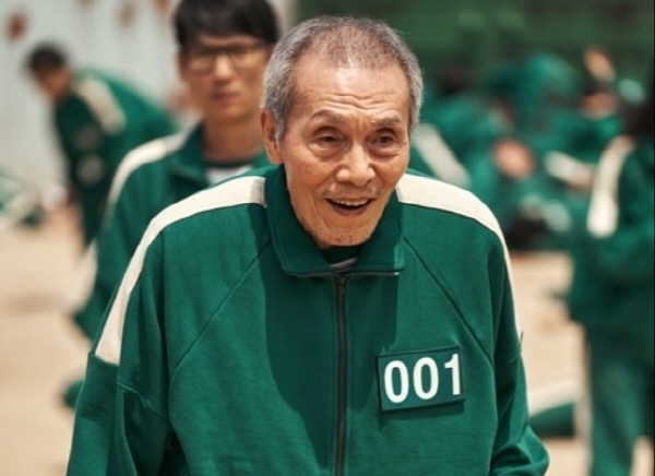 넷플릭스 드라마 '오징어게임'에서 배우 오영수가 극중 '오일남' 역할로 연기를 펼치고 있다. 넷플릭스