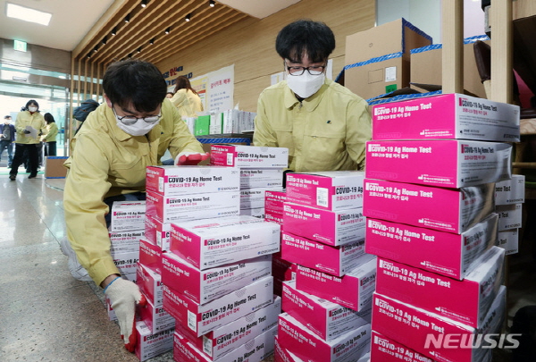 서울 동대문구 동부교육지원청에서 교육청 관계자들이 관내 학교에 배부할 자가검사키트를 분류하고 있다. 뉴시스