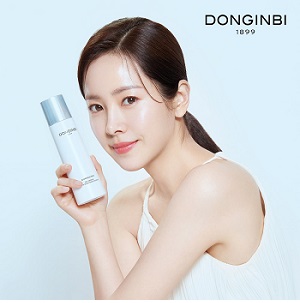 정관장의 프리미엄 뷰티 브랜드 동인비가 인텐시브 미백 라인인 ‘설 브라이트닝 에센스’를 리뉴얼해 선보였다.KGC인삼공사