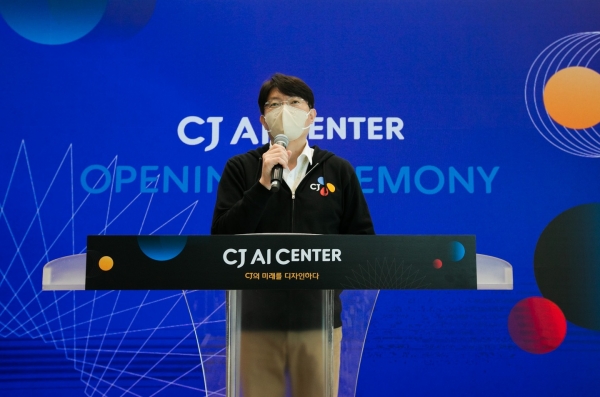 20일 오후 서울 신사동 신사스퀘어에서 열린 CJ AI센터 개소식에서 이치훈 AI센터장이 환영사를 하고 있다.