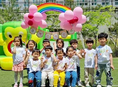 광주전남혁신 2단지 ‘부영 사랑으로 어린이집’ 원생들이 부영그룹이 선물한 티셔츠를 입고 어린이날 행사를 하고 있다.부영