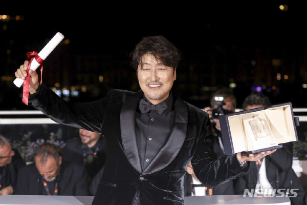 배우 송강호가 제75회 칸 국제영화제에서 영화 '브로커'로 남우주연상을 수상했다. 뉴시스