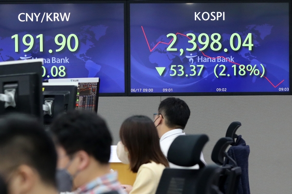 코스피가 전 거래일(2451.41)보다 41.69포인트(1.70%) 내린 2409.72에 장을 연 17일 오전 서울 중구 하나은행 본점 딜링룸 전광판에 장중 2400선 아래로 내려온 코스피가 표시돼있다.뉴시스