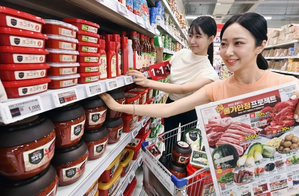 모델들이 30일 서울 강서구 등촌동 홈플러스 강서점에서 정부의 단순가공식료품 부가세 면세 조치에 따른 할인 상품을 선보이고 있다.