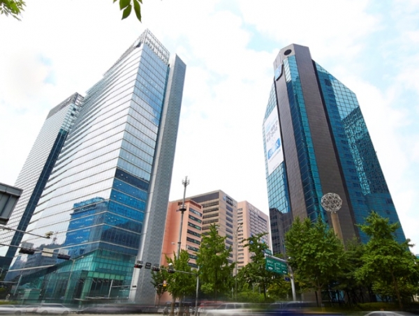 서울 중구에 위치한 IBK파이낸스타워(왼쪽)에 지난 8월 30일 코로나 확진자가 발생해 건물이 폐쇄됐다.&lt;기업은행&gt;
