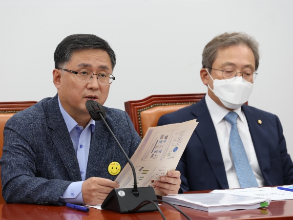 김성환 더불어민주당 정책위의장이 지난 21일 서울 여의도 국회에서 열린 정책조정회의에서 모두발언을 하고 있다.뉴시스