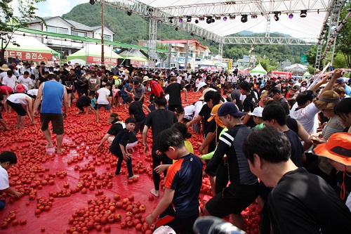 오뚜기가 3년 만에 재개되는 ‘2022 화천 토마토축제’를 후원한다. 사진은 코로나19 확산 이전인 2019년 참가자들이 토마토축제를 즐기고 있는 모습.오뚜기