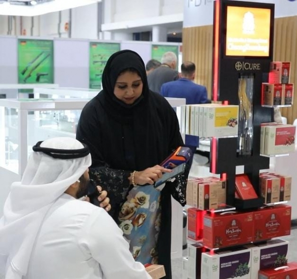 사진1) UAE에 위치한 한 약국의 정관장 전용 카운터에서 약사가 고객에게 제품 설명을 하고 있다